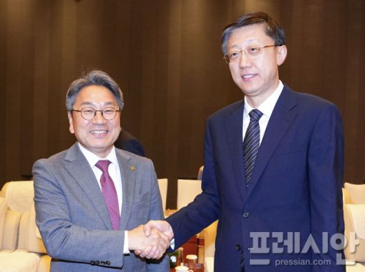 ▲강기정 광주광역시장이 지난 24일 오후 중국 저장성 항저우시 인터콘티넨탈 호텔에서 열린 제4회 글로벌 디지털 무역박람회 참가 주요 외빈들과 만찬에 참여해 리유퍼이(刘非) 항저우당서기와 환담후 기념촬영을 하고 있다.2025.09.24 ⓒ광주광역시