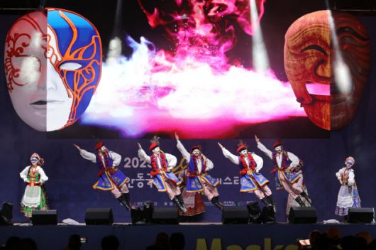▲2025 안동국제탈춤페스티벌 아홉째 날 주빈국인 이탈리아의 날 행사가 중앙선 1942 메인무대에서 열려 베네치아의 화려한 가면 문화와 하회탈이 어우러진 특별한 무대가 열린다. ⓒ 안동시