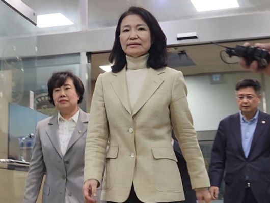 ▲석방된 이진숙 전 방송통신위원장이 4일 오후 서울 영등포경찰서를 나서고 있다. ⓒ연합뉴스