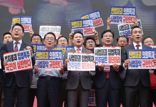 ▲지난달 28일 서울 시청역 인근 세종대로에서 열린 국민의힘 사법파괴 입법독재 국민 규탄대회에서 국민의힘 장동혁 대표, 송언석 원내대표를 비롯한 참가자들이 구호를 외치고 있다. ⓒ연합뉴스