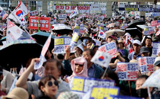 ▲지난달 21일 대구 동구 동대구역 광장에서 열린 '야당탄압·독재정치 국민 규탄대회'에 참가한 국민의힘 당원들이 정부·여당 규탄 구호를 외치고 있다. ⓒ연합뉴스