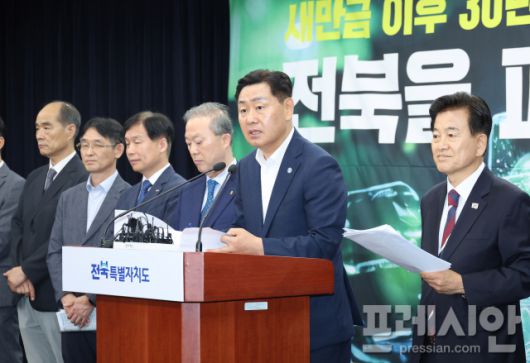 ▲김관영 전북도지사가 전북도청 브리핑룸에서 피지컬AI 산업 관련 추진 계획을 설명하고 있다. (2025.7.8) ⓒ전북도
