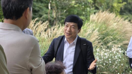 ▲주민들의 목소리에 귀를 기울이고 대화를 나누는 이성윤 의원 ⓒ이성윤 의원 페이스북