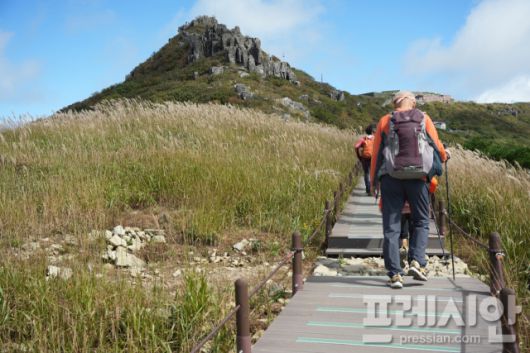 ▲9일 등산객들이 무등산 인왕봉과 군부대를 향하는 등산로를 타고 있다.2025.10.09ⓒ프레시안(김보현)