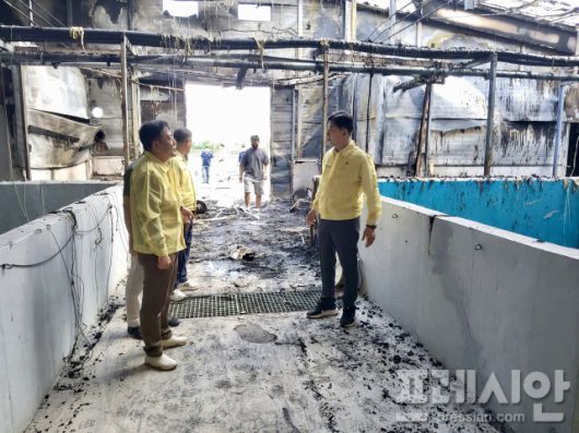 ▲김철우 보성군수가 꼬막 등 종묘배양장 현장에서 피해 상황을 점검하고 있다. ⓒ보성군