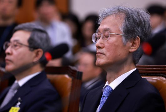 ▲조희대 대법원장이 13일 국회에서 열린 법제사법위원회 국정감사에 출석해 여야 의원들의 설전을 지켜보다 눈을 감고 있다. ⓒ연합뉴스