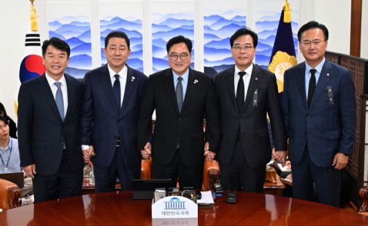 ▲더불어민주당 김병기 원내대표(왼쪽 두 번째)과 국민의힘 송언석 원내대표(왼쪽 네 번째)가 13일 국회에서 우원식 국회의장(가운데) 주재로 열린 여야 교섭단체 원내대표 회동에서 만나 기념 촬영하고 있다. 더불어민주당 문진석 원내운영수석, 김 원내대표, 우 의장, 국민의힘 송 원내대표, 유상범 원내운영수석. ⓒ연합뉴스