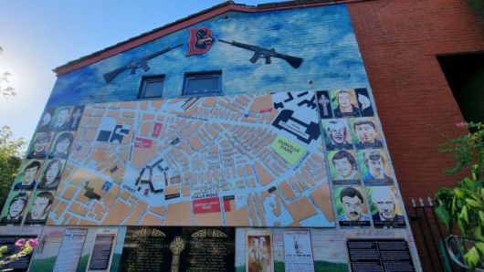 ▲ IRA 전사들을 추모하는 추모공원. 희생자들 그림 중간에 가톨릭 지역 지도를 그려 놓았는데 빨간색은 지역을 감사하는 영국군 기지다. ⓒ손호철