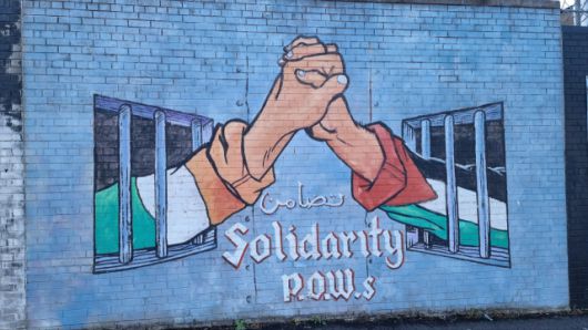 ▲ 가톨릭 지역에는 국제연대에 관한 벽화들이 많다. 위는 쿠르드족 혁명투사 오칼란 석방을 촉구하는 벽화. 아래는 팔레스타인과 북아일랜드 독립투사들의 연대를 그린 벽화. ⓒ손호철