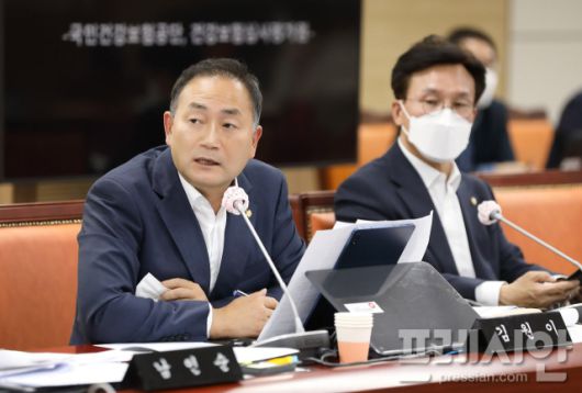 ▲국정감사에서 김원이 의원이 질의하고 있다. ⓒ김원이 의원실
