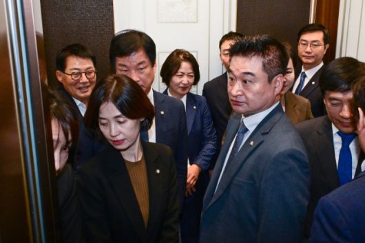 ▲추미애 국회 법제사법위원장과 국민의힘 소속 의원을 제외한 법제사법위원들이 15일 서울 서초구 대법원에서 현장 검증을 위해 승강기에 오르고 있다. ⓒ연합뉴스