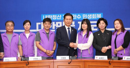 ▲더불어민주당 정청래 대표가 15일 서울 여의도 국회에서 10.29 이태원 참사 유가족과 만나고 있다. ⓒ연합뉴스