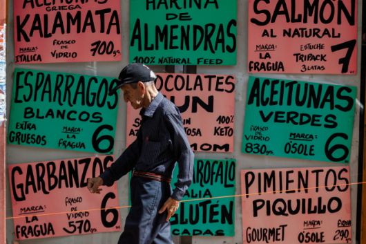 ▲지난 6월 베네수엘라 수도 카라카스에서, 미국 달러화로 물건 가격이 표시된 상점 표지판 앞을 한 노인이 걸어가고 있다. 베네수엘라는 9월말 기준 달러화 환율이 올 1월 대비 71% 폭등했고, 세계 최고 수준의 인플레이션을 겪었다. IMF는 베네수엘라가 2025년 연말까지 254%의 인플레이션율을 보일 것으로 전망했다. ⓒAFP=연합뉴스