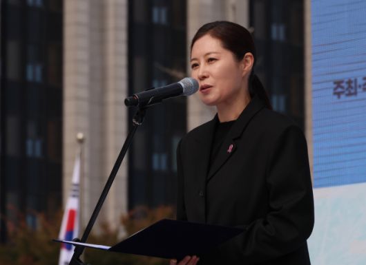 ▲29일 서울 종로구 광화문 광장에서 열린 이태원 참사 3주기 기억식에서 배우 문소리가 추모글을 읽고 있다. ⓒ연합뉴스