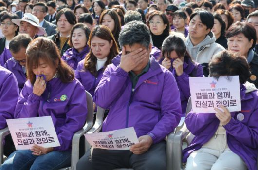 ▲29일 서울 광화문광장에서 열린 10.29 이태원 참사 3주기 기억식에서 유가족들이 눈물을 흘리고 있다. ⓒ연합뉴스