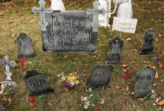 ▲29일(현지시간) 미국 워싱턴DC 주민이 집 뜰에 도널드 트럼프 미 행정부에 항의하는 메시지를 담은 묘비 모양 핼러윈 장식을 배치했다. ⓒ로이터=연합뉴스