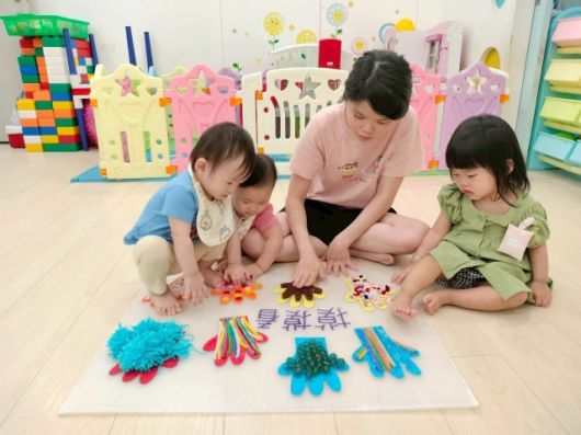 ▲ 어린이집에서 선생님, 친구들과 놀고 있는 아들. 누가 제일 한국 사람처럼 보일지 궁금하다. ⓒ필자