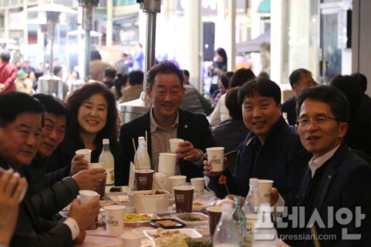 ▲ 유정근 영주시장 권한대행(오른쪽), 김병기영주시의회의장, 심재연 전영주시의회의장, 권용락 영주시상인회장이 365시장 ‘문전성시 한마당’ 행사장에서 전통시장 활성화를 위해 건배하고 있다.ⓒ프레시안(최홍식)