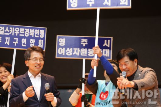 ▲ ‘2025 여성단체 한마음대회’에서 유정근 영주시장 권한대행(왼쪽)과 김병기 영주시의회의장(오른쪽)이 무대에서 여성단체 회원들과 즐거운 시간을 보내고 있다.ⓒ프레시안(최홍식)