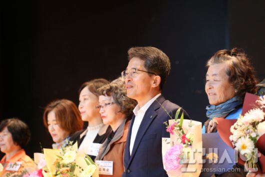 ▲여성단체 유공자 표창을 받은 회원들과 기념촬영하는 유정근 영주시장 권한대행.ⓒ프레시안(최홍식)