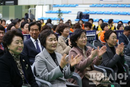 ▲임종득 국회의원을 대신해 부인 강용재씨(오른쪽 두 번째)가 참석해 ‘2025 영주시여성단체협의회 한마음대회’를 축하하고 있다. 왼쪽부터 장종숙 여성단체협의회장, 이복선 경북북도 여성단체협의회장(외쪽에서 두번째), 박성만 경북도의회의장 부인 최윤정씨(오른쪽)가 함께 자리했다.ⓒ프레시안(최홍식)