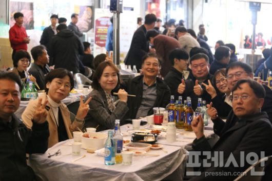 ▲ ‘문전성시 한마당’ 행사장에서 평소 영주시 발전을 위해 헌신하는 공직자들이 모처럼 시민들과 함께 막걸리를 건네고 지역상권 활성화를 응원하며 흥겨운 시간을 보내고 있다.ⓒ 프레시안(최홍식)