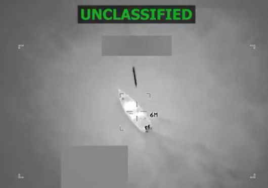 ▲ 지난달 24일(현지시간) 피트 헤그세스 미 전쟁부장관이 사회관계망서비스(SNS) ' X 계정에 게시한 비디오에서 발췌한 사진. 헤그세스 장관에 따르면 미군은 10월 23일 카리브해에서 마약을 밀매하는 트렌 데 아라과(Tren de Aragua)가 운영하는 선박에 대한 공습을 실시하는 모습이다. ⓒAFP=연합뉴스