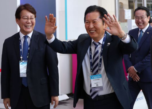 ▲더불어민주당 정청래 대표가 14일 오후 부산 해운대구 벡스코에서 열리고 있는 국제게임전시회 지스타2025를 찾아 관람객들에게 인사하고 있다. ⓒ연합뉴스