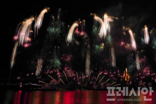 ▲15일 오후 부산 광안리해수욕장 앞바다를 배경으로 붓으로 그린듯한 불꽃이 펼쳐지고 있다.ⓒ프레시안(강지원)