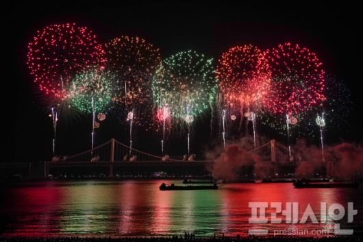 ▲15일 오후 부산 광안리해수욕장 앞바다에서 광안대교를 배경으로 화려한 불꽃이 펼쳐지고 있다.ⓒ프레시안(강지원)