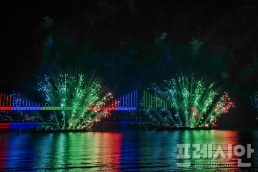 ▲15일 오후 광안대교 앞에 늘어선 바지선에서 형형색색의 불꽃이 타오르고 있다.ⓒ프레시안(강지원)
