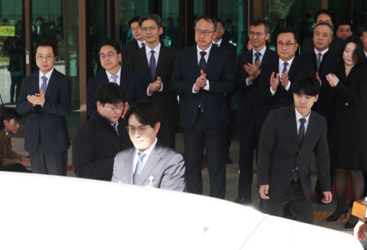 ▲퇴임식을 마친 노만석 검찰총장 직무대행이 탄 차량이 지난 14일 서울 서초구 대검찰청을 나서자 직원들이 박수치고 있다. ⓒ연합뉴스