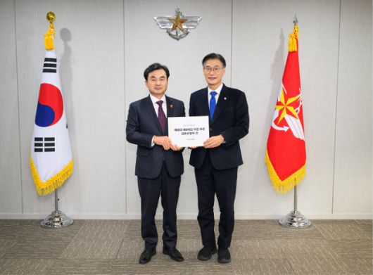 ▲문대림 의원(제주시갑)이 4일 안규백 국방부 장관을 만나 해병대 제9여단 이전을 요청했다.ⓒ문대림 의원실