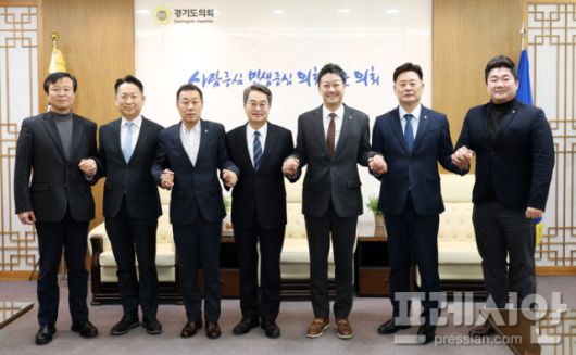 ▲김동연 경기도지사와 김진경 경기도의회 의장 및 도의회 양당이 5일 의장실에서 만나 회동을 가졌다. ⓒ경기도의회