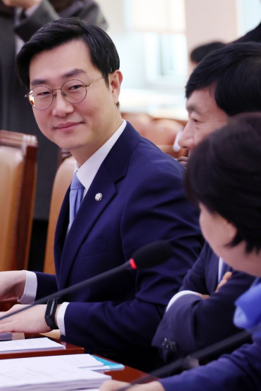 ▲더불어민주당 장경태 의원이 1일 서울 여의도 국회 법제사법위원회에서 열린 법안심사제1소위원회의에서 서영교 의원과 대화하고 있다. ⓒ연합뉴스