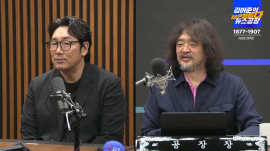 ▲지난 8월 6일 <김어준의 겸손은 힘들다 뉴스공장>에 출연한 배우 조진웅 씨(왼쪽)와 진행자 김어준 씨(오른쪽). ⓒ<김어준의 겸손은 힘들다 뉴스공장> 유튜브 영상 캡처.