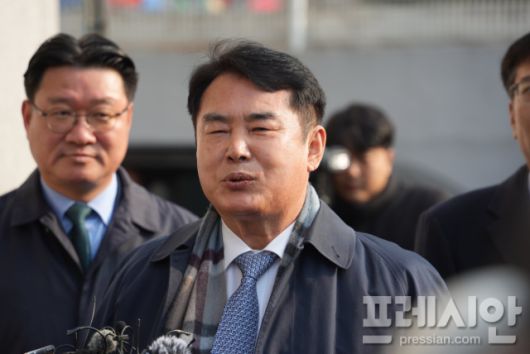 ▲11일 오전 광주지법에 도착한 이정선 교육감이 포토라인에 서서 입장을 밝히고 있다.2025.12.11ⓒ프레시안(김보현)