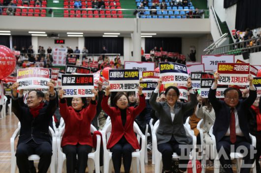 ▲국민의 힘 영주시,영양군,봉화군 당원협의회 당원송년회에 참석한 김정재의원(포항북)·조지연의원(경산)· 김재원 최고위원 등이 이재명정부의 야당탄압과 민주주의파괴 등을 규탄하고 있다. ⓒ 프레시안(최홍식)