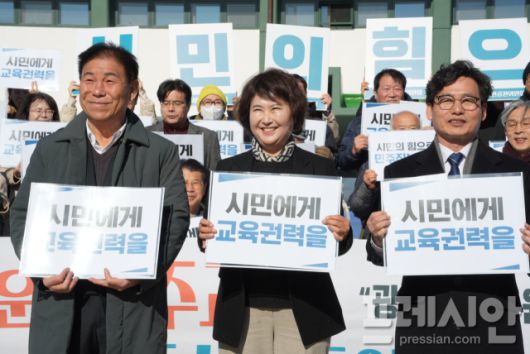 ▲왼쪽부터 김용태 전 노무현시민학교장, 오경미 전 시교육청 교육국장, 정성홍 전 전교조 광주지부장이 8일 광주 동구 5·18민주광장 상무관 앞에서 열린 광주민주진보시민교육감후보 시민공천위원회 출범 기자회견에서 발언하고 있다.2025.12.08ⓒ프레시안(김보현)