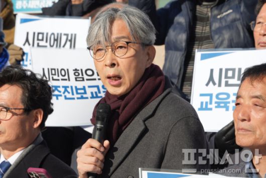 ▲8일 5·18민주광장에서 열린 광주민주진보시민교육감후보 시민공천위원회 출범 기자회견에서 안석 상임위원장이 발언하고 있다.2025.12.08ⓒ프레시안(김보현)