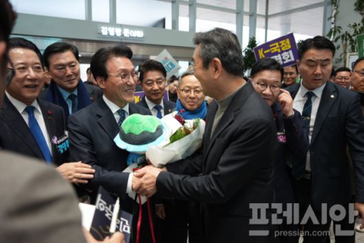 ▲20일 오후 전남도청에 도착한 김민석 총리가 5·18 당시 옛 전남도청 현판 복원 기둥을 살핀 후 도청에 들어서자 사인요청과 선물세례 등 도민들의 열렬한 환영을 받았다.2025.12.20ⓒ프레시안(김보현)