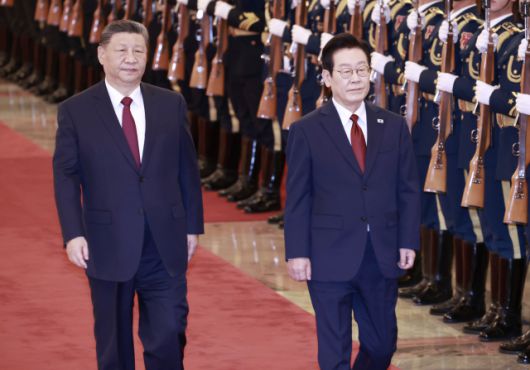 ▲이재명 대통령과 시진핑 중국 국가주석이 5일 베이징 인민대회당에서 열린 이 대통령 공식환영식에서 의장대를 사열하고 있다. ⓒ연합뉴스