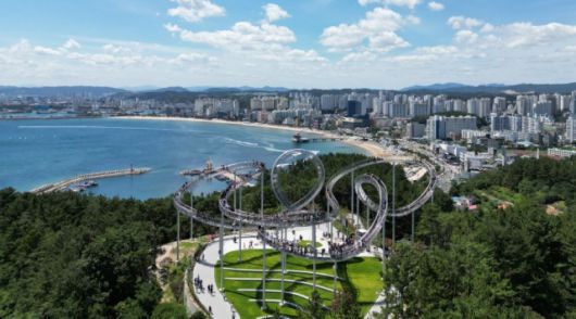 ▲포항시 환호공원에 설치된 국내 최대 체험형 조형물 스페이스워크 전경.ⓒ포항시 제공
