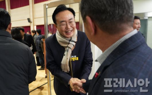 ▲ 2026년 주민과의 대화에 참여하는 시민이 윤병태 시장과 인사를 나누고 있다.2026.01.07ⓒ나주시