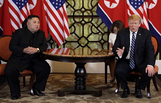 ▲ 2019년 2월 28일(현지 시각) 도널드 트럼프(오른쪽) 대통령과 김정은 북한 국무위원장이 베트남 수도 하노이에 위치한 메트로폴 호텔에서 단독회담을 하기 전 기자들과 만나 모두발언을 하고 있다. ⓒAP=연합뉴스