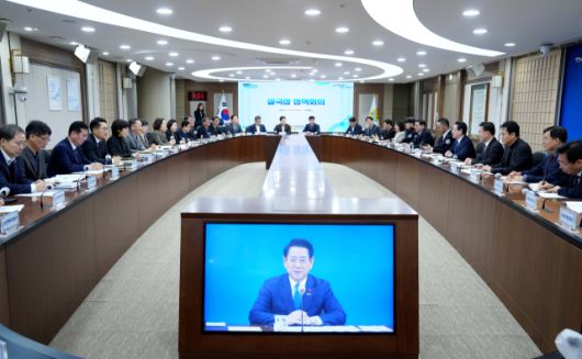 ▲실국장 회의 주재하는 김영록 지사2026.01.07ⓒ전남도 제공