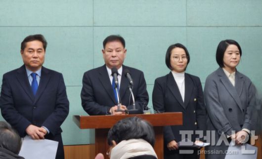 ▲정도상 조국혁신당 전북도당위원장이 12일 전북도의회 브리핑룸에서 열린 기자회견에서 조국 대표의 군산 출마설과 관련한 질의에 답하고 있다. ⓒ프레시안(양승수)