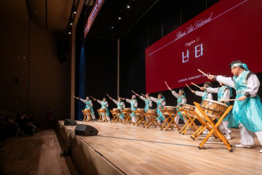 ▲라우어 시니어 입주민 난타공연.ⓒ라우어