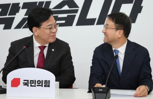 ▲더불어민주당 한병도 신임 원내대표(오른쪽)와 국민의힘 송언석 원내대표가 12일 국회에서 만나 웃으며 얘기를 나누고 있다. ⓒ연합뉴스