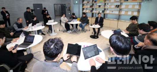 ▲임태희 경기도교육감이 12일 경기도교육청 출입기자단과 만나 대입제도 개편을 위한 '4자 실무협의체 구성' 계획을 설명하고 있다. ⓒ경기도교육청